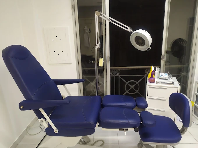 Poltrona de atendimento e luminária com lupa no consultório da Mel Podologia, em Barueri